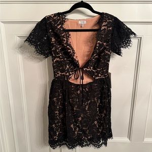 NWT Tobi Black Lace V-Neck Cut Out Front-Tie Short Sleeve Mini Dress Size Small